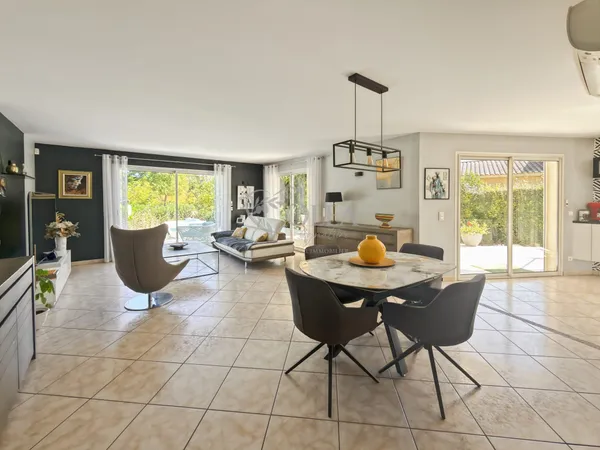 Villa plain-pied avec piscine et magnifique jardin 2150m²
