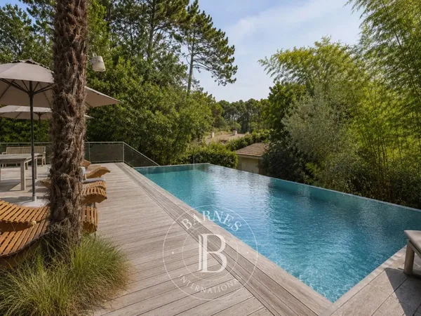 VILLA AVEC PISCINE AU MILIEU DES PINS DANS LE VILLAGE DU CANON, SUR LA PRESQU'ÎLE DU CAP FERRET
