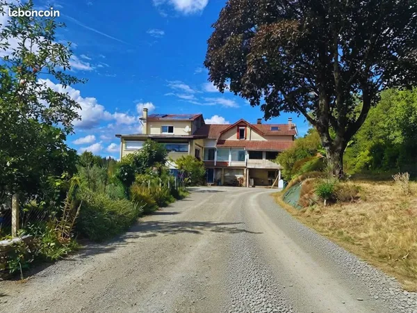 Maison familiale spacieuse avec fort potentiel - Châlus