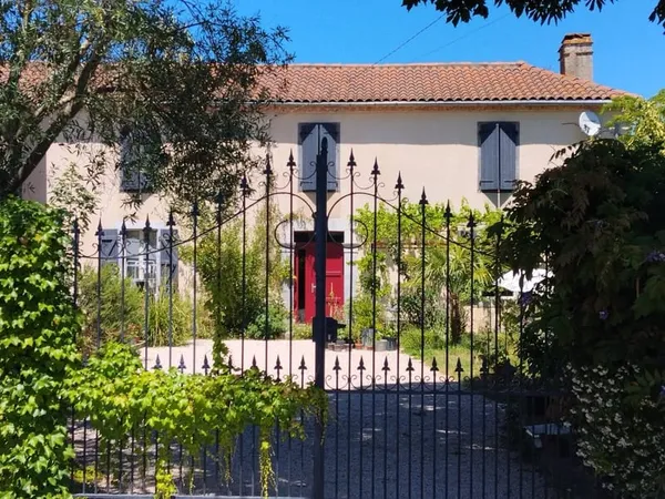 Maison restaurée au calme avec dépendances et terrain