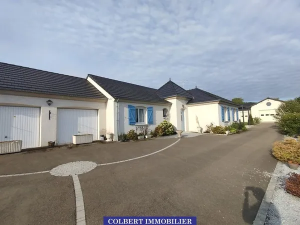 Pavillon contemporain avec prestations haut de gamme et vaste dépendance