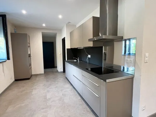Location appartement 75 m2 situé dans petit Village