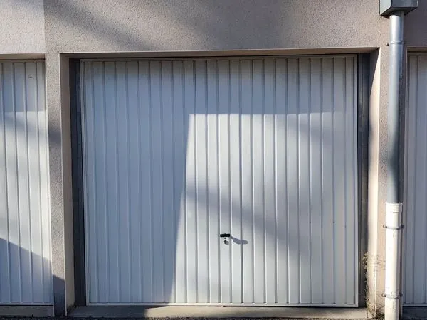 Garage voiture fermé box 13 m2