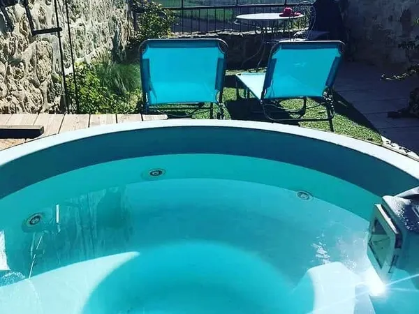 Maison de caractère avec gîte indépendant, jacuzzi et vue panoramique - 278 000