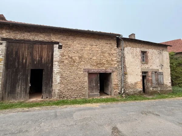 EN EXCLUSIVITE ! Maison en pierre 57m² à restaurer avec grange et garage sur terrain 486m² 29 900 €