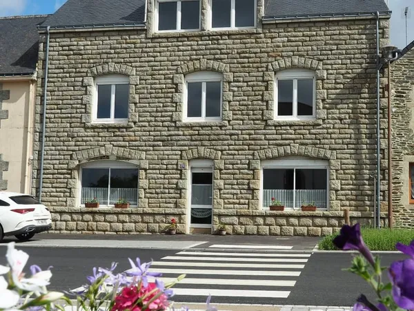 Remungol - Immeuble 157 m² + 50 m² complémentaires avec petit espace jardin intérieur
