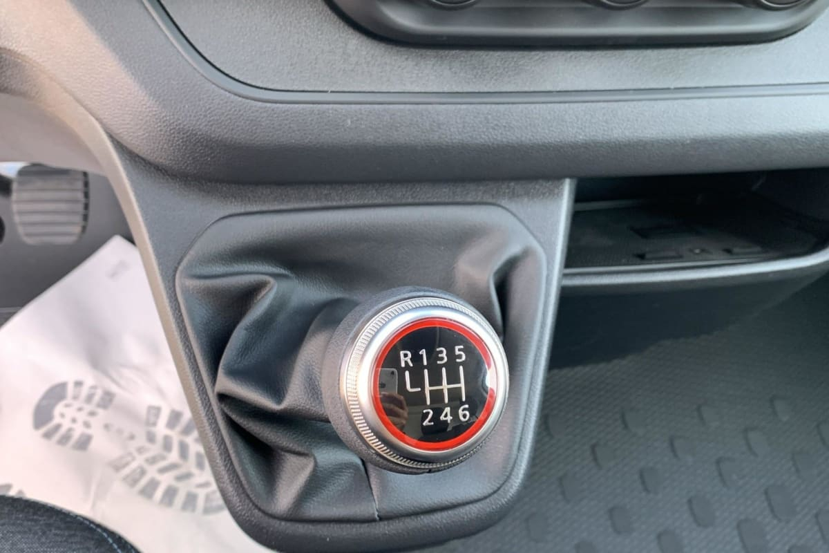 Renault TRAFIC FOURGON — photo 16