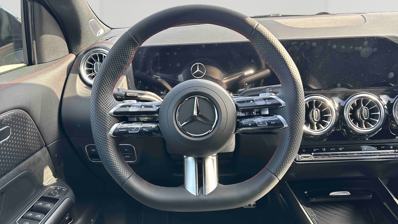 Mercedes EQA 300 4Matic — photo 10