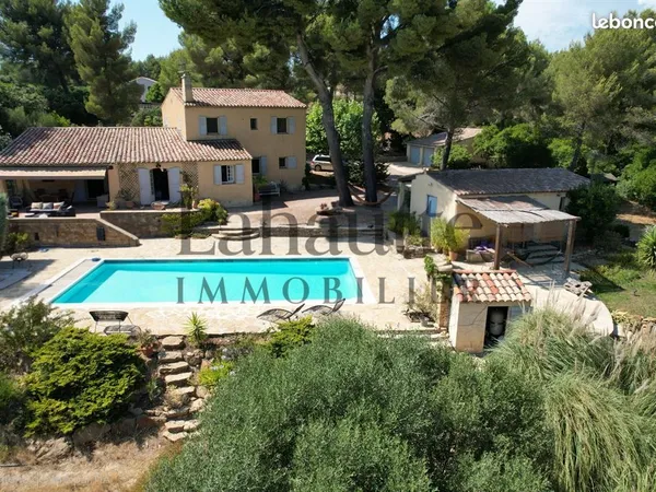 Maison 8 pièces 257 m²