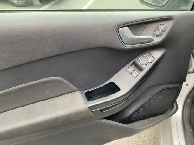 Ford Fiesta affaires 1.5 tdci 85ch s&amp;s trend — photo 6