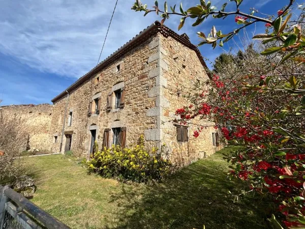 Maison en pierre avec nombreuses dépendances