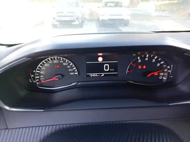 Peugeot 208 puretech 100 s&amp;s bvm6 — photo 10