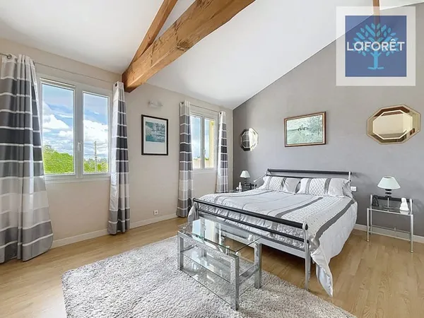 Maison de caractère, 4 chambres avec garage au calme