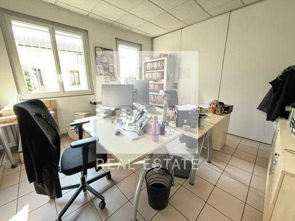 Local professionnel 157 m²