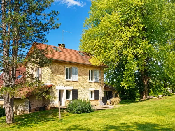 Loue en meublée, maison pleine nature sur Besançon