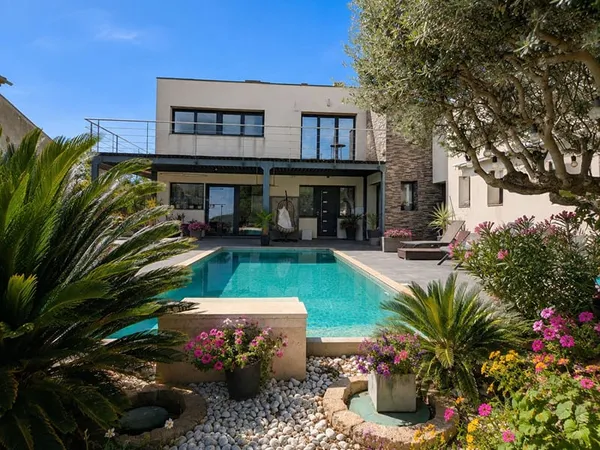 AUPS, superbe villa contemporaine avec piscine proche du village.