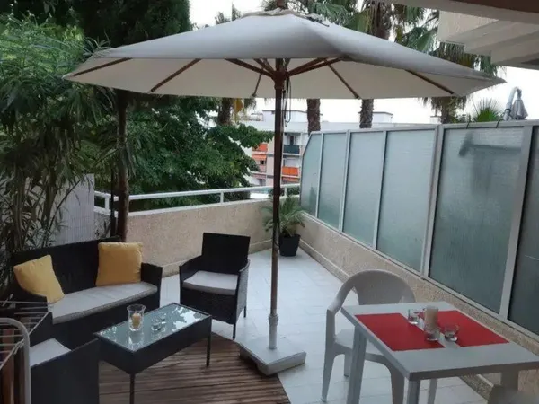 Joli studio avec terrasse, exposition sud-est