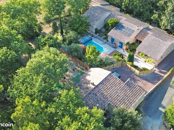 Propriété de 2 maisons 408 m2
