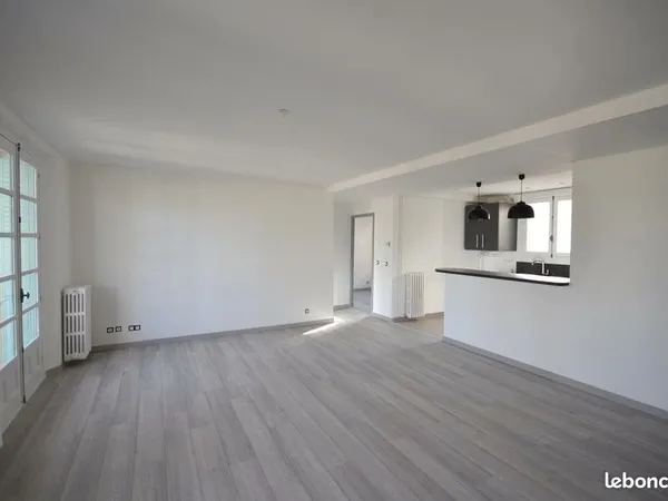 Appartement de type 4 Avignon Intramuros avec balcon