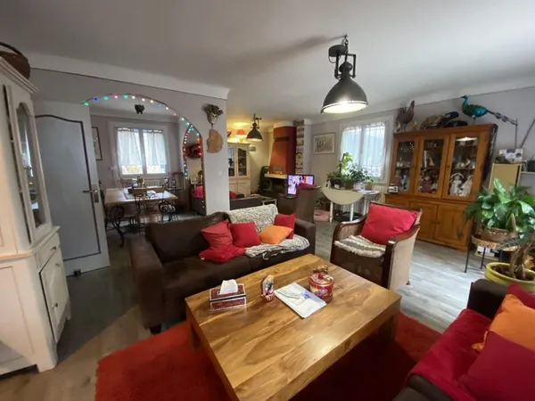 Ensemble Immobilier de 230m2 avec appartement, local commerc