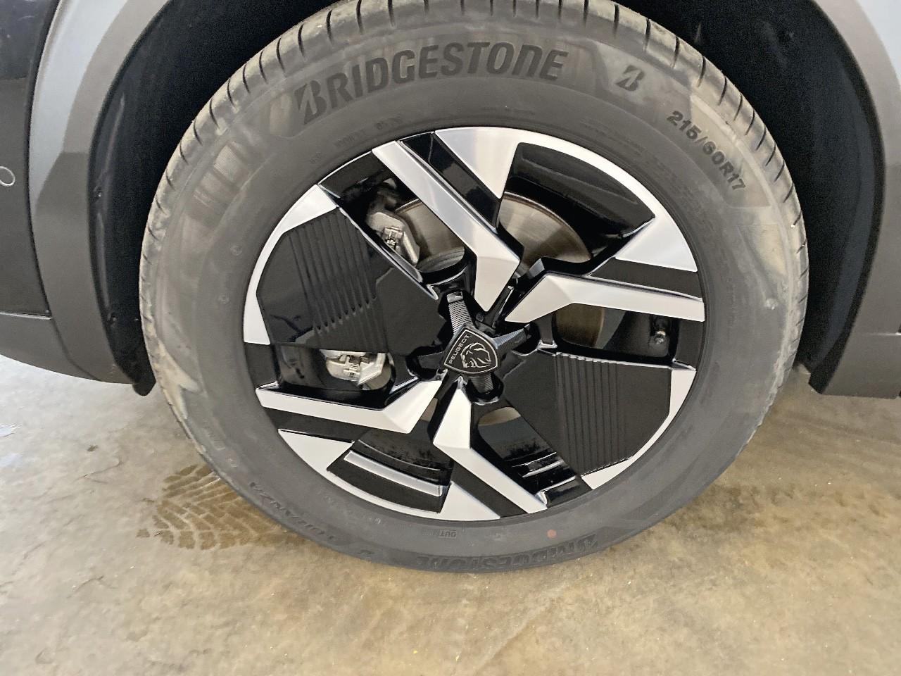 Peugeot 2008 hybrid 145 ch e-dcs6 allure — photo 11
