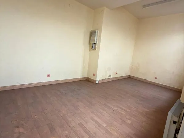 Entrepôt 64 m²