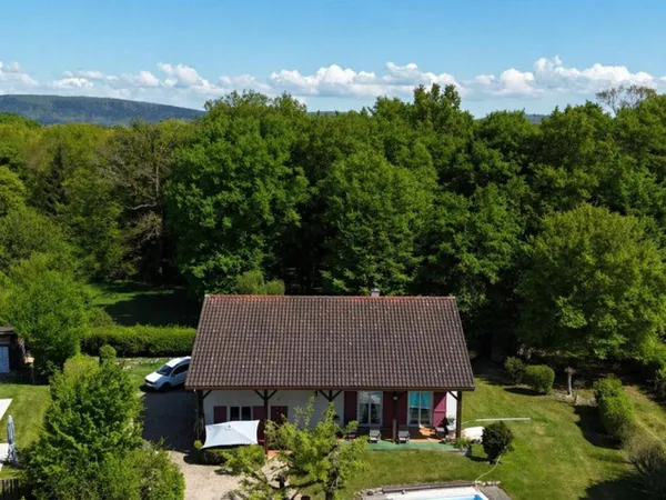 Maison rare à Montagnat - 146 m² - Havre de paix avec piscine et bois sur un terrain de 5000 m²