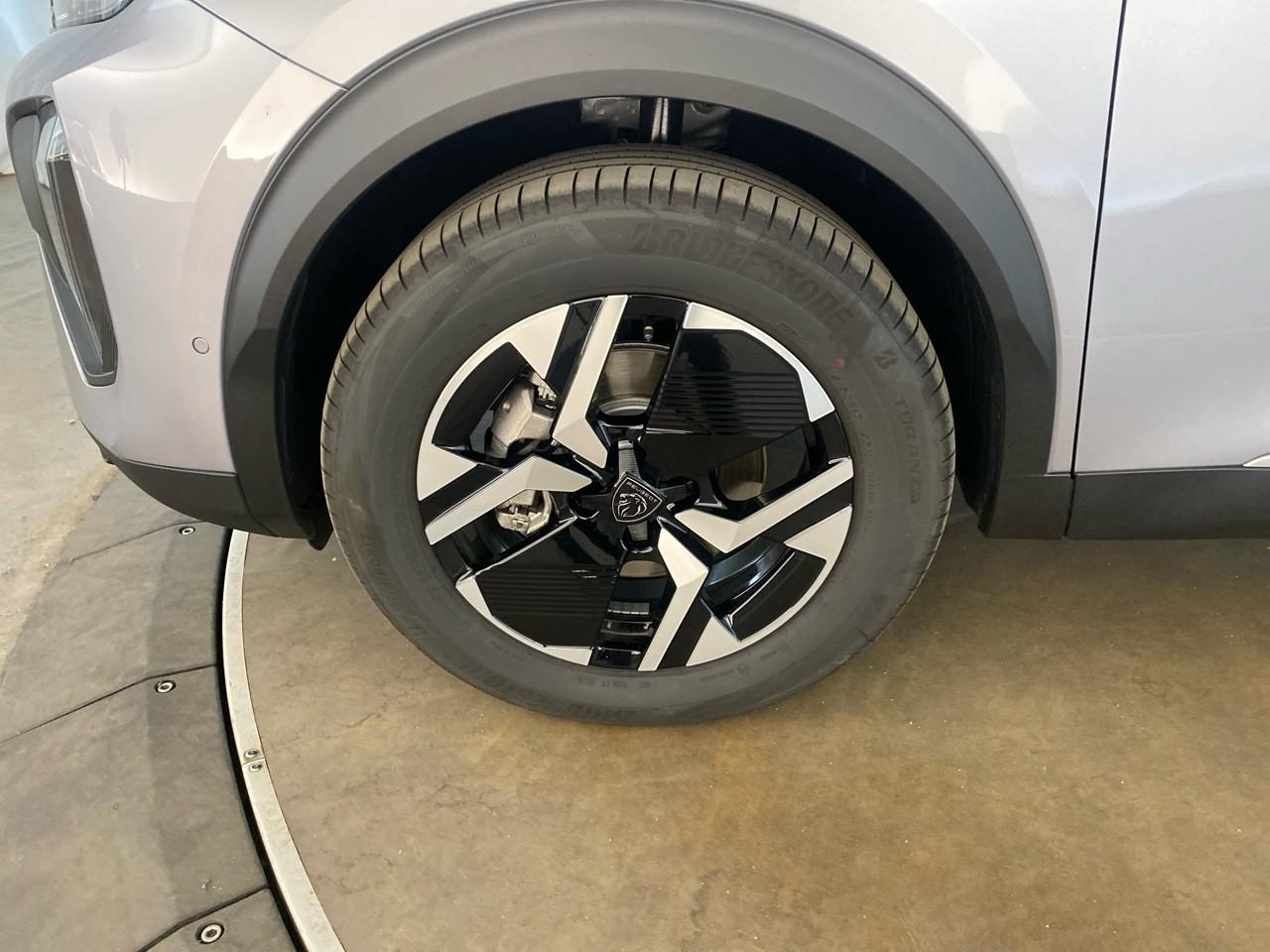 Peugeot 2008 hybrid 145 ch e-dcs6 allure — photo 11