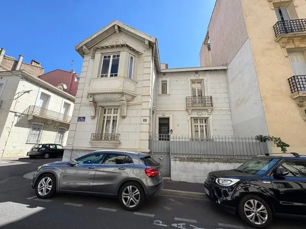 Maison de ville 136m2, 3 CHAMBRES, 1 BUREAU.