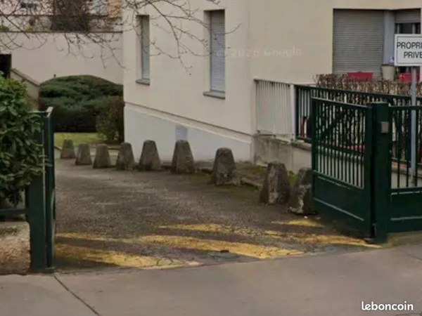 Place de parking sécurisé avec borne électrique - 180