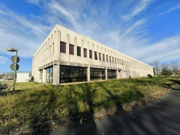 Entrepôt 9800 m²