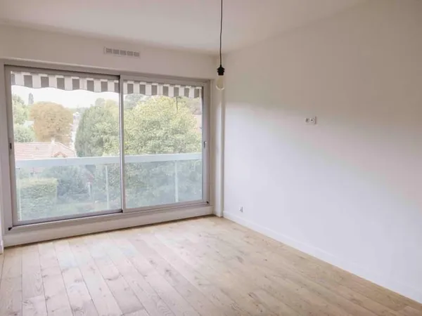 Au 2ème étage d'une résidence de standing en lisière de forêt, appartement entièrement rénové