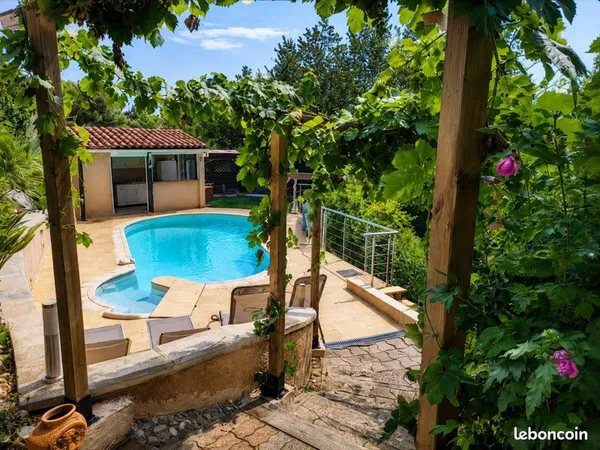 Maison 6 pièces - 140m2 - 923m2 terrain - piscine et terrain de pétanque
