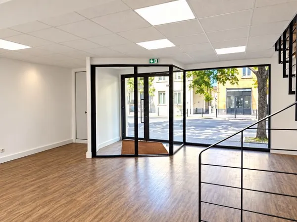 Local professionnel 85 m² avec vitrine et parking - Charleville-Mézières