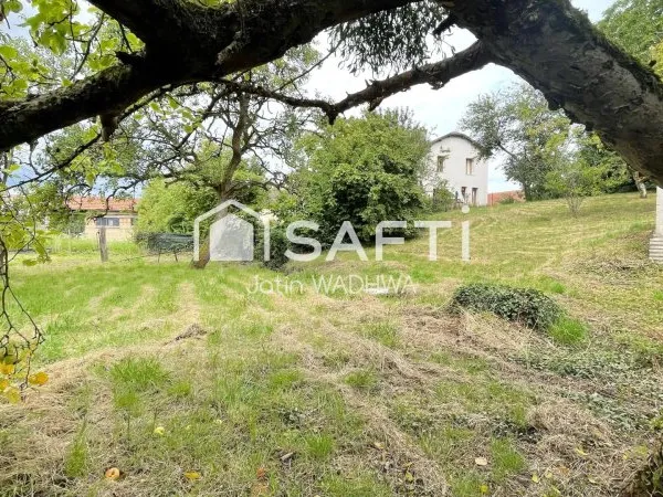 Terrain constructible arboré, calme et potentiel.