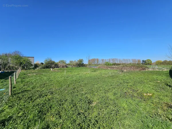 Joli terrain 849 m2 - emprise au sol 40% - non viabilise