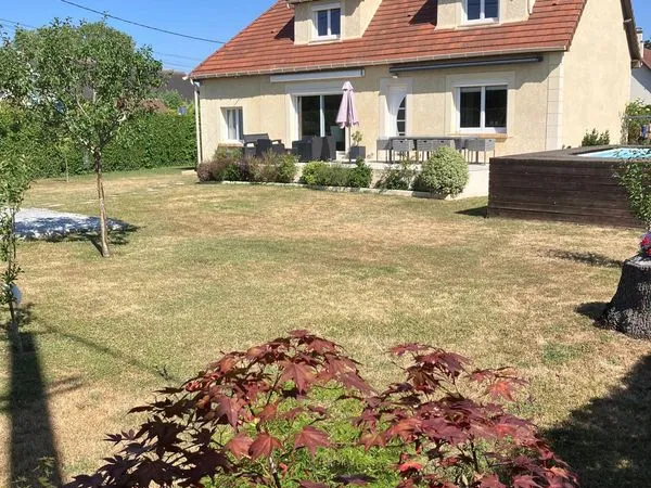 Maison familiale de 190 m² sur terrain de 1 205 m² avec piscine, garage et dépendances