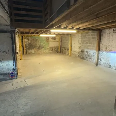 Grand garage à louer