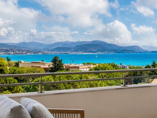 Antibes - Appartement penthouse avec vues panoramiques sur la mer