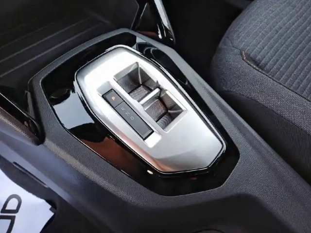 Peugeot 2008 hybrid 145 e-dcs6 — photo 5