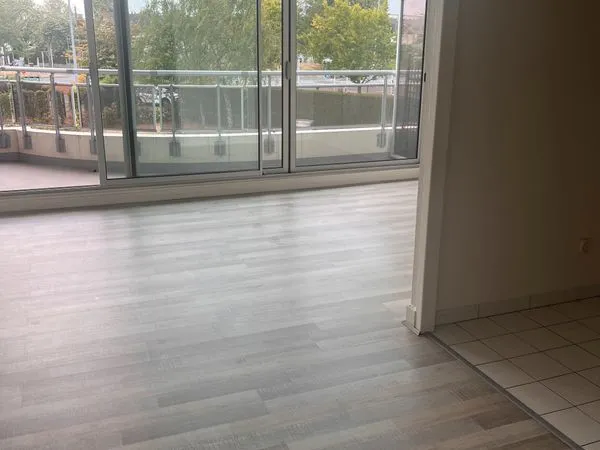 Très bel appartement F1 de 33,13 m² avec grand balcon, place de parking privative et cave - Caen