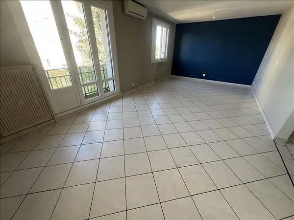 Appartement - 2ème étage - 80,95 m2 - 3 pièces - Non meublé