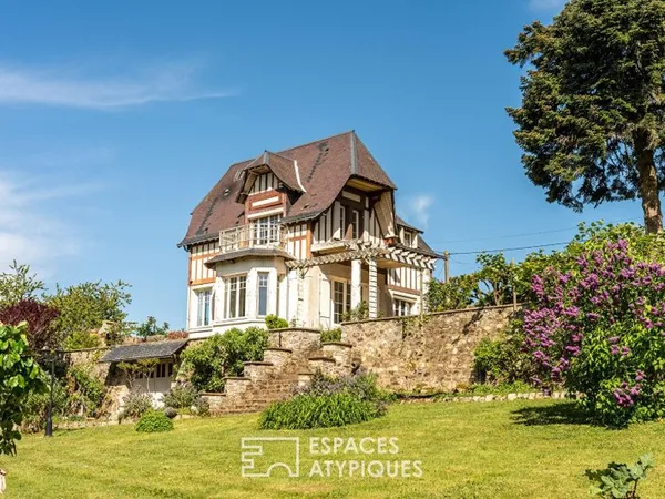 Maison à colombages dans un parc arboré
