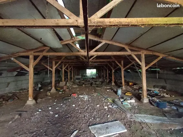 Ensemble de deux anciens poulaillers avec 5000 m² de terrain