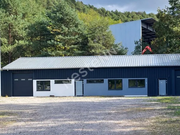 Saint-Avold: Bureaux + dépot 220m² avec possibilité de stockage extérieur