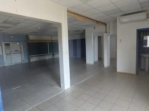 Local spacieux et lumineux avec vitrine dans une zone d'acti