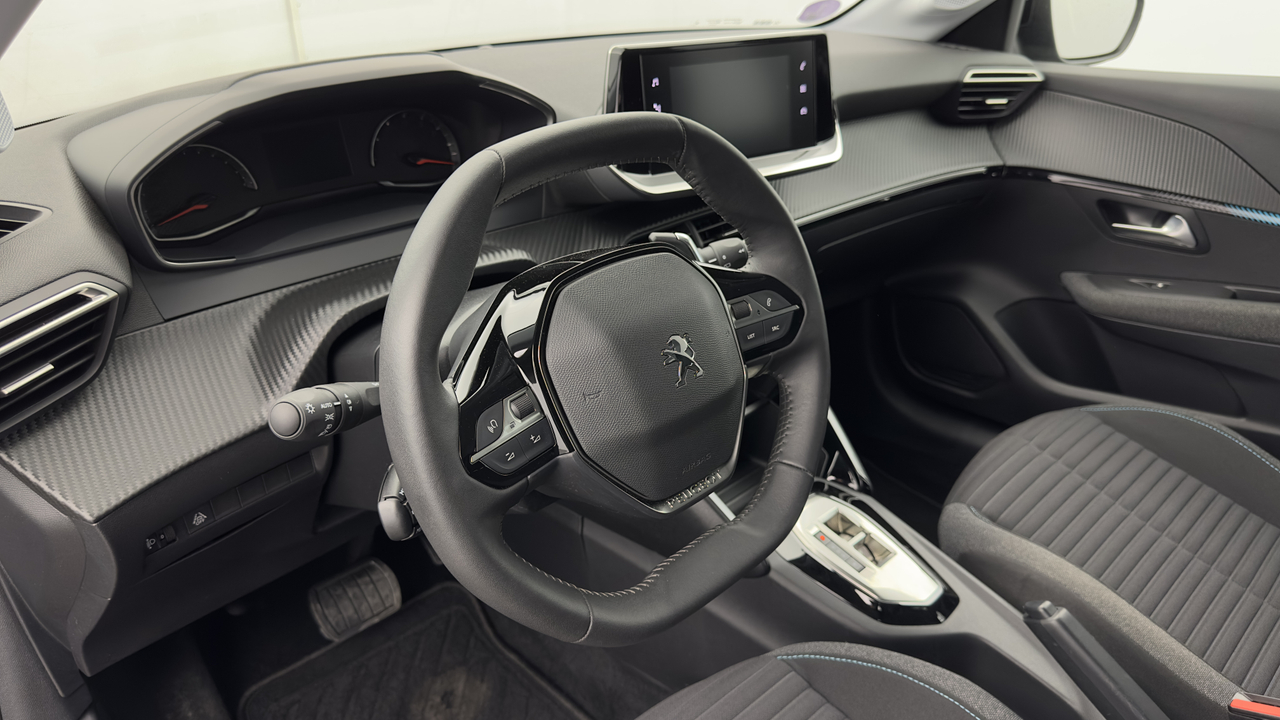 Peugeot 208 PureTech 100 S&amp;S EAT8 — photo 12