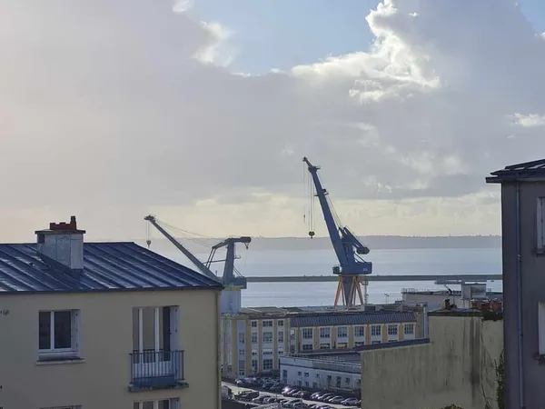 T3 MEUBLE - PROCHE DE LA TOUR TANGUY - VUE MER PROCHE
