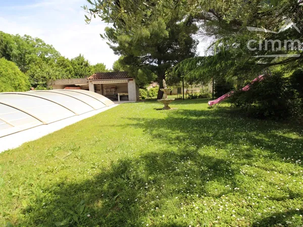 A vendre maison de village avec piscine et grand terrain