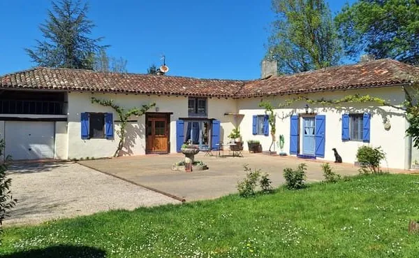 Beau site avec 1 Gîte piscine et cuisine d'été SIMORRE GERS